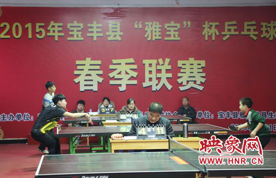 2月22日，河南省寶豐縣兩名乒乓球參賽選手在比賽中激烈角逐。