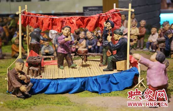 河南寶豐中華曲藝展覽館內(nèi)的說(shuō)唱和聽(tīng)書(shū)造型的泥塑人。（3月1日攝）