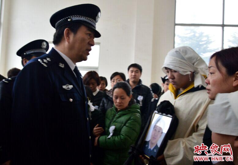 河南省公安廳副廳長劉衛(wèi)華向姚世民家屬進行慰問