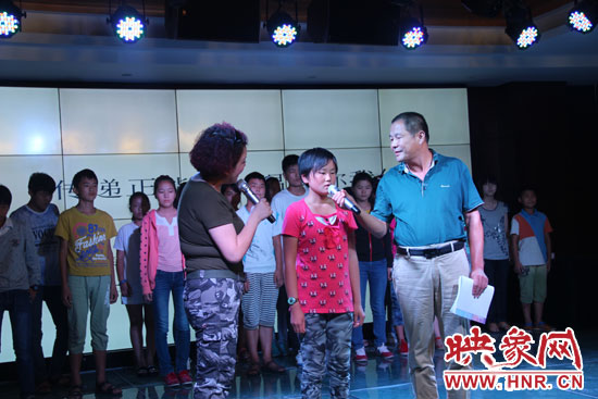 為26位貧困兒童募集94685.99元和價(jià)值近五萬元的書籍、衣物等物資