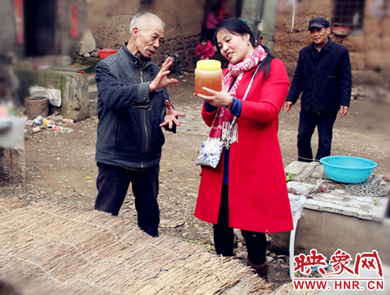 甜蜜的事業(yè)帶來煩惱 磙子營(yíng)鄉(xiāng)2000公斤蜂蜜難銷