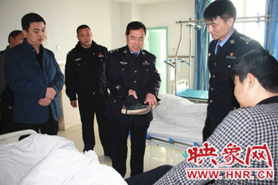 看望慰問執(zhí)勤中受傷的交警一中隊(duì)協(xié)警黃龍江 看望慰問執(zhí)勤中受傷的交警一中隊(duì)協(xié)警黃龍江