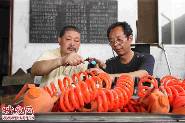 劉金玉在指導工友修理壓風自救器