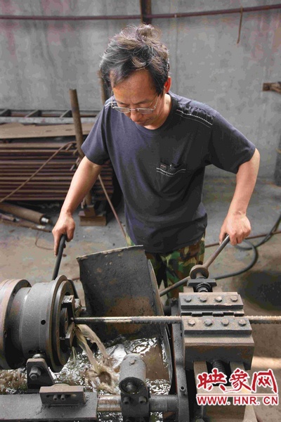 劉金玉用滾絲機對廢舊錨桿進行最后的加工