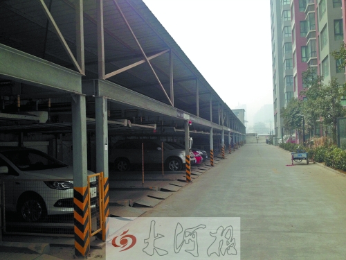 中原區(qū)新禧園小區(qū)，靠著圍墻的空地，建成兩層立體車庫(kù)。