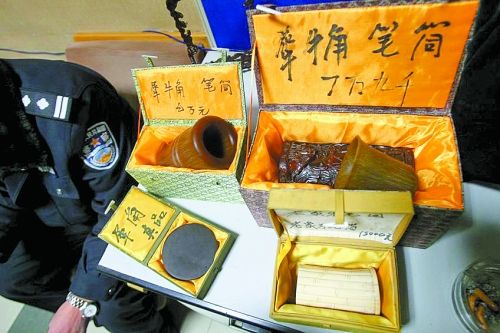 這些商品被暫扣，并根據(jù)鑒定情況對販賣者依法處罰。 記者 閆化莊 攝