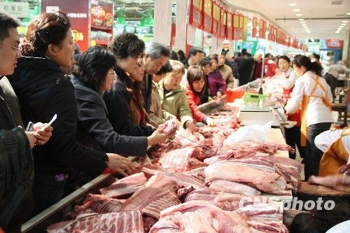 資料圖。1月份CPI等經(jīng)濟(jì)數(shù)據(jù)將于今天發(fā)布。多家機(jī)構(gòu)預(yù)計，受春節(jié)“錯位”因素及豬肉價格回落影響，1月CPI同比漲幅在1.8%左右。從各機(jī)構(gòu)發(fā)布的報告來看，從2月開始，CPI或?qū)⑦M(jìn)入新一輪上行周期。