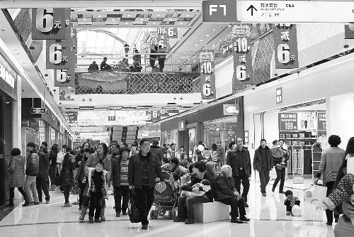  近年來，在商場“過年”成了很多市民的選擇。