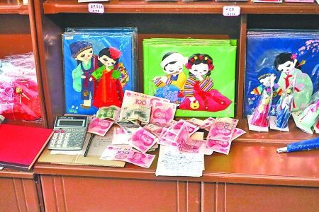 2012年6月21日，在朝鮮羅先特別市的一家商店里，柜臺上散落著一些人民幣。在朝鮮，人民幣比本國的貨幣更受歡迎。 CFP供圖