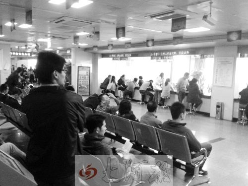 鄭州住房公積金管理中心辦事大廳，坐滿辦理業(yè)務(wù)的市民。