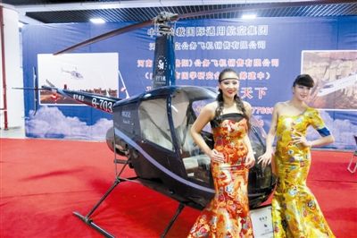 美女固然誘人，但更誘人的恐怕還是直升機(jī)