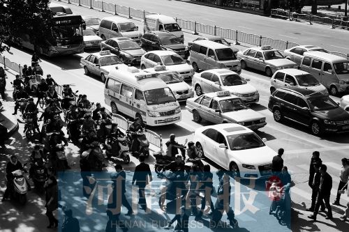 紫荊山路與商城路交叉口，見無車讓行，一輛救護(hù)車只好選擇右轉(zhuǎn)車道直行 記者 邱曉峰/攝