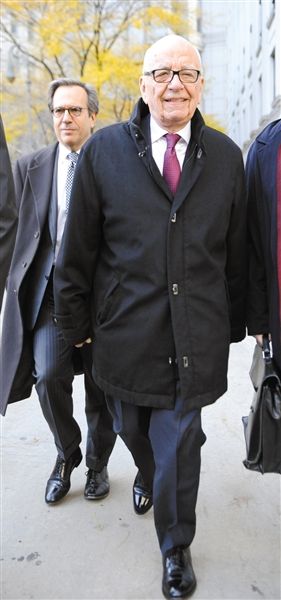 　20日，默多克走出法庭。