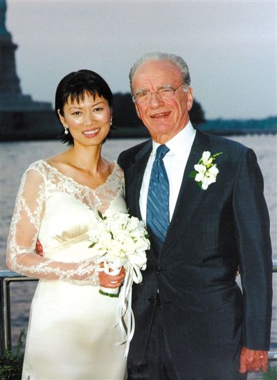 1999年6月，68歲的默多克與30歲的鄧文迪結(jié)婚。