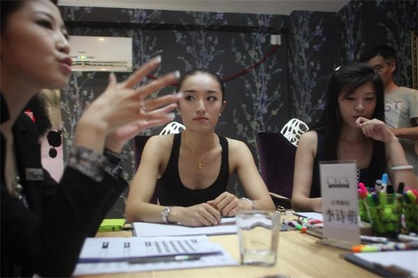 圖為參選者在等待選拔。