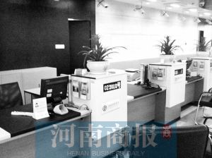 銀行工作人員離開。河南商報實習(xí)生 王杰/攝