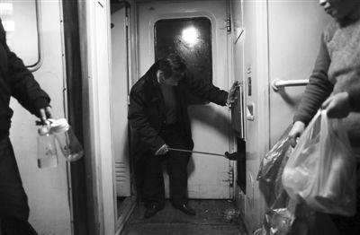 動(dòng)車僅售14元法國(guó)礦泉水 記者亮身份后2元水現(xiàn)身 動(dòng)車僅售14元法國(guó)礦泉水 記者亮身份后2元水現(xiàn)身