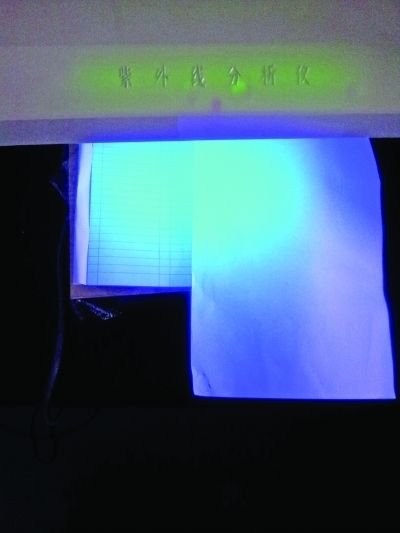 記者的采訪本比A4紙熒光劑更多。