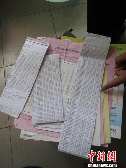 圖為王澤母睿收集的話費詳單等證據(jù)。 白琥 攝