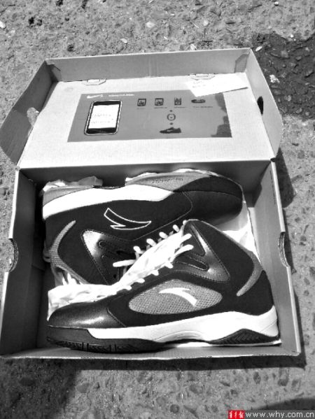 劉先生下單訂購的運(yùn)動鞋包裝為“耐克”，里面卻是“安踏”。 受訪者供圖