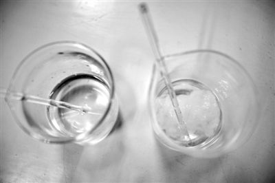 溶解檢測法中，左邊溶入真蠶絲的液體變得渾濁，完全溶解。