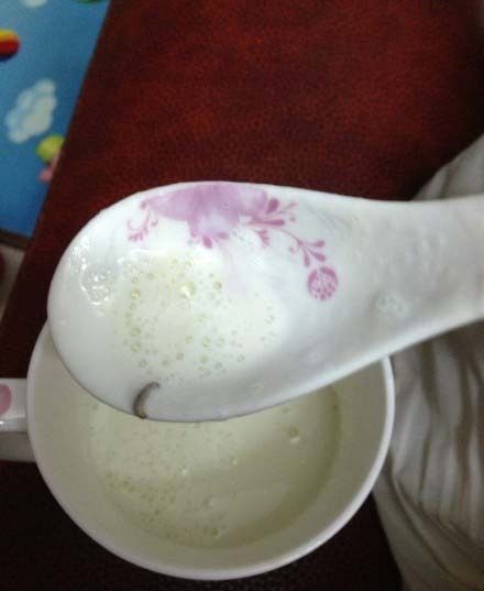 消費(fèi)者在美贊臣奶粉中吃出蟲子。