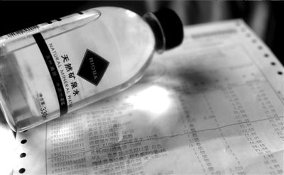 長(zhǎng)綠苔的礦泉水和超市購(gòu)物清單。 京華時(shí)報(bào)記者 王苡萱 攝