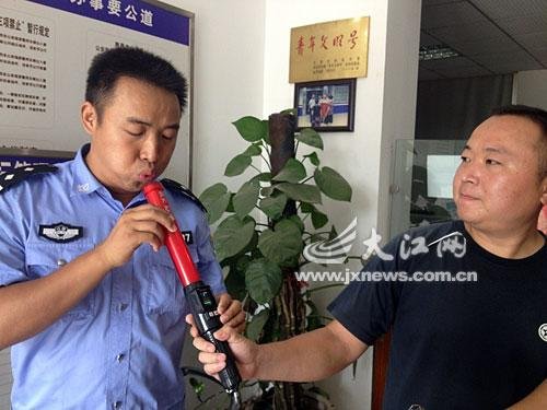 紅牛等喝后測(cè)出酒精含量 部分飲料喝下變“酒駕” 紅牛等喝后測(cè)出酒精含量 部分飲料喝下變“酒駕”