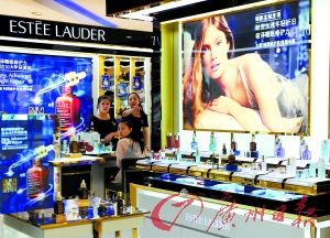 今年以來，雅詩蘭黛等大牌化妝品相繼被檢出不合格產(chǎn)品。（圖片來源：廣州日報 王燕攝）