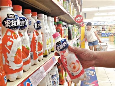 昨日，勁松京客隆超市貨架上，可口可樂果粒奶優(yōu)仍在售?？煽诳蓸饭咀蛉瞻l(fā)表聲明稱，已使用25公斤可能受到肉毒桿菌污染的乳粉，用于生產(chǎn)個別批次的美汁源果粒奶優(yōu)。新京報記者 韓萌 攝