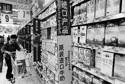 在通州某超市，進口奶粉、純牛奶打出“原裝進口”的招牌吸引消費者購買 攝/法制晚報記者 黑克