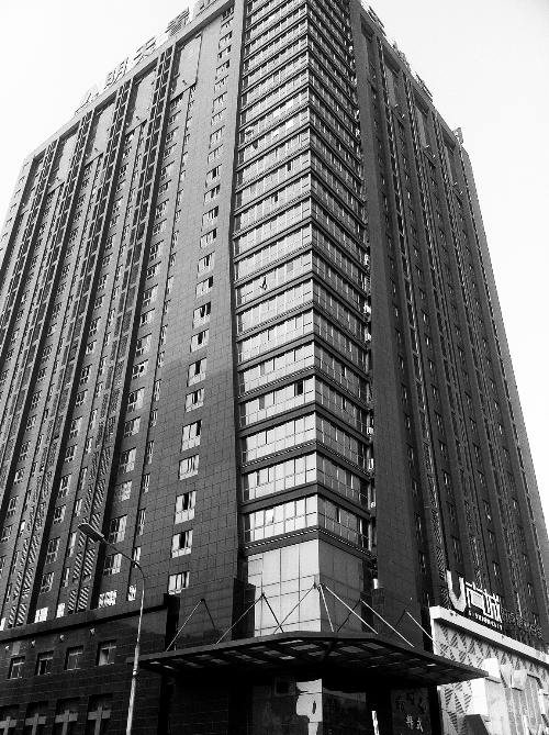 記者按照公開(kāi)地址在鄭州一處寫字樓尋找一家軟件公司，一無(wú)所獲。