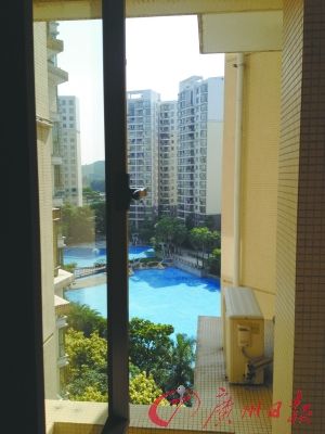 番禺某養(yǎng)老公寓外可見室外泳池。羅樺琳/圖