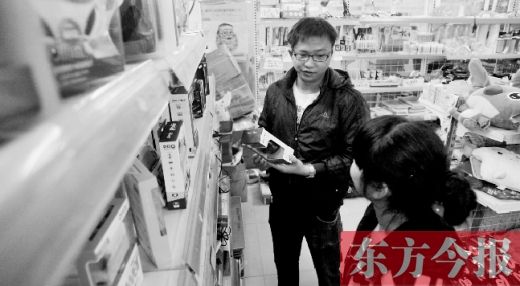 大學生創(chuàng)業(yè)孵化園內(nèi)，大學生S團實體店的工作人員在向兩個同學推介商品