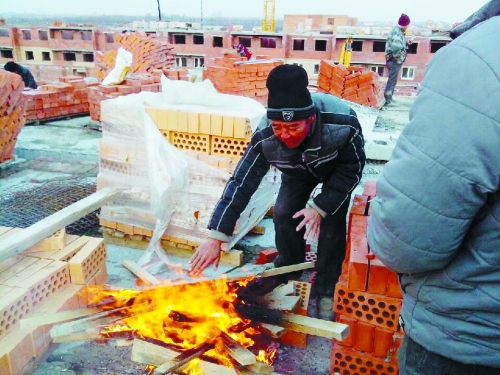 在俄羅斯工地打工時(shí)，因?yàn)樘焯洌と瞬坏貌辉诠さ厣鹑∨?。（圖由方先生提供）