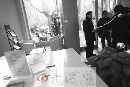 人民路上的這家商店,夜間疑被一男子隔著門縫用長竿偷走一臺蘋果ipad air。