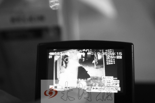 人民路上的這家商店,夜間疑被一男子隔著門縫用長竿偷走一臺蘋果ipad air。