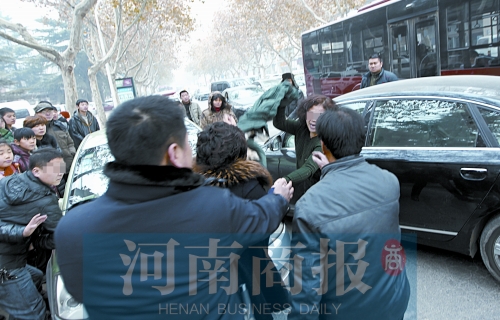 兩名女子廝打在一起，民警上前勸架