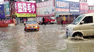 這里積水一個(gè)月不退，商戶傷透腦筋。
