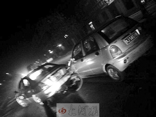 撞上出租車QQ才停下，兩車間還夾著一輛自行車。