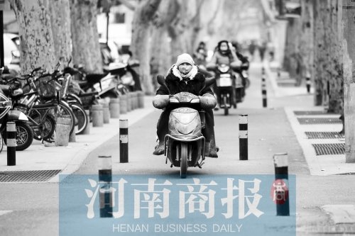 金水路防疫路附近，路樁間距很小，電動車經(jīng)過時要很小心才能避開