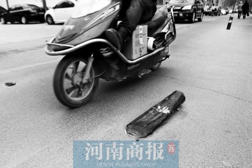 金水路上，一根路樁被撞倒