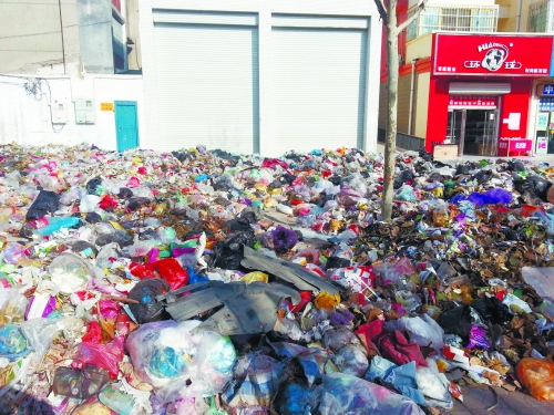 人行道上，垃圾“綿延”30來米。