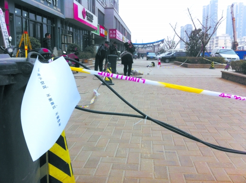 這處危險路段，從表面看沒有一點異常。但是在地面下，坍塌的大坑可裝下中巴車。