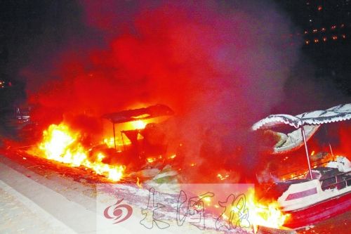 觀光船著火，火光沖天。