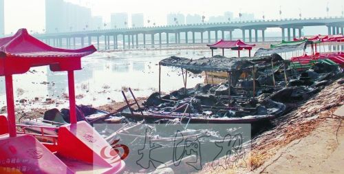 被燒毀的觀光船，殘破不堪。