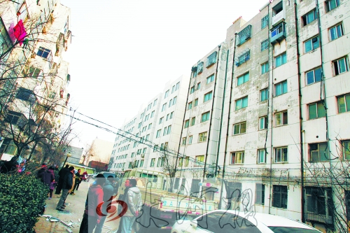 鄭州市瑞達(dá)路啟明村小區(qū)一戶居民家中（紅圈標(biāo)示處），天然氣發(fā)生爆炸。