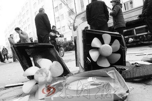 7樓一住戶家中天然氣爆炸，廚房里的排氣扇被炸得掉落地上。