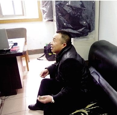 無證開套牌桑塔納轎車的段某，在華中食品城賣酒。