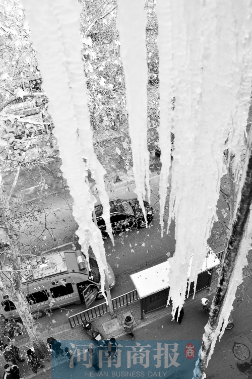 冰掛直指地面，知情的路人不得不繞道而過